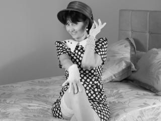 HotAllOverMe - Show live hot avec cette Mature aux cheveux bruns foncés sur la plateforme Xlove 