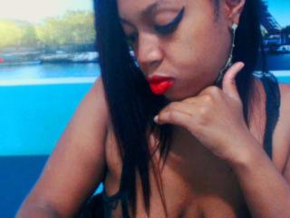 AmyBigAss - Chat cam sexe avec cette Fabuleuse jeune femme bien roulée à la chevelure noire sur la plateforme Xlove 